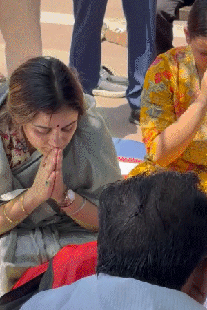 अस्थि-कलश पूजा के दौरान अपर्णा यादव दोनों बेटियों प्रथमा और पद्मजा के साथ हाथ जोड़कर बैठीं।