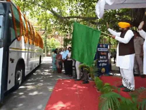 सीएम टीचरों के बैच की झंडी दिखाते हुए।
