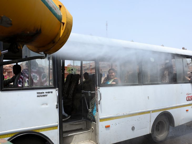 जयपुर में नगर निगम की एंटी-स्मॉग गन से सड़कों पर पानी की फुहारें छोड़ी गईं।