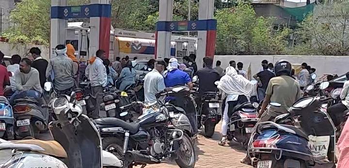 भिलाई के पेट्रोल पंपों पर इस तरह दिखी भीड़।