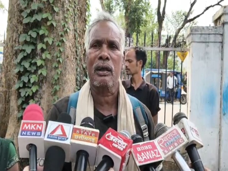 बेटी की मौत की सूचना पर हॉस्पिटल पहुंचे पिता।