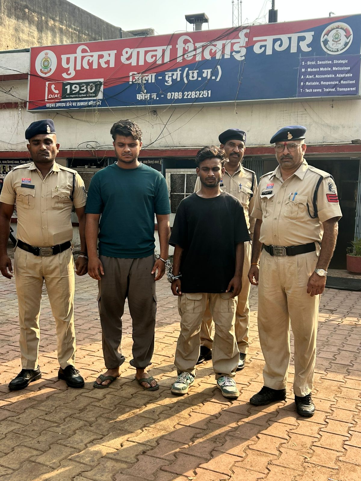 पुलिस ने दोनों आरोपियों को किया गिरफ्तार, दो की तलाश जारी।