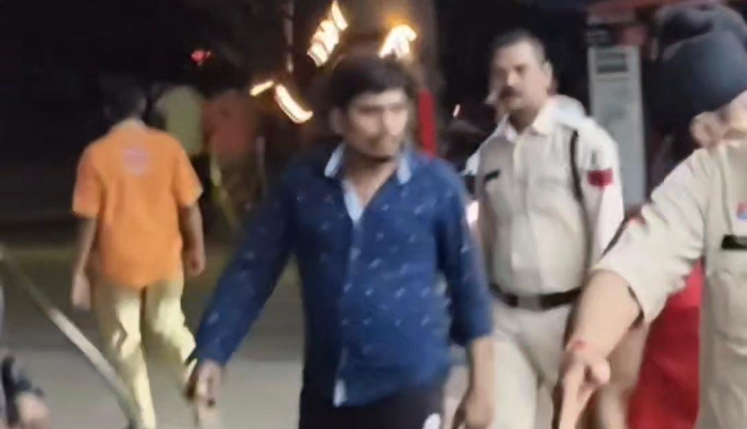 पेट्रोल पंप पर सूचना पर पहुंची पुलिस स्टाफ से भी झूमाझटकी की जानकारी।