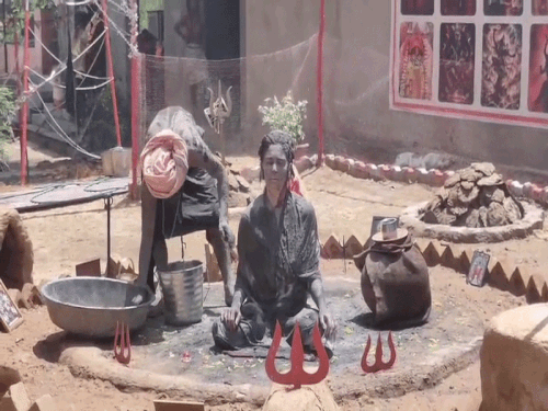अग्नि तपस्या के दौरान साधक अपने शरीर पर भस्म का लेप करते हैं।