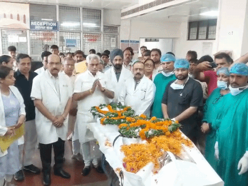 विशाल को श्रद्धांजलि देते डॉक्टर और परिजन।
