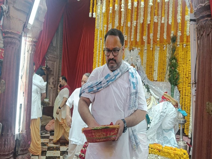 भक्तों पर रंग,अबीर,गुलाल की जगह फूलों की बरसात की गई