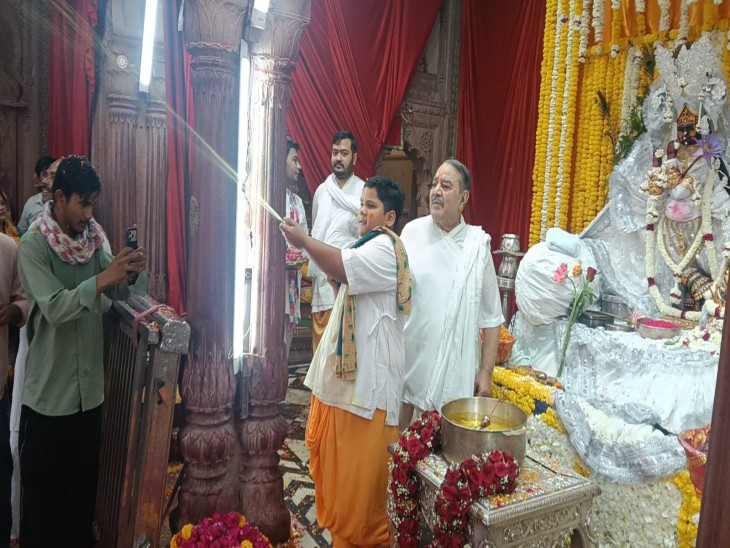भगवान राधावल्लभ लाल ने सफेद रंग से बनी पोशाक धारण की