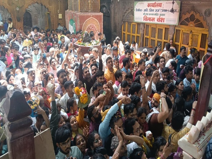 भक्त भगवान का प्रसादी फूल और केशर युक्त रंग अपने ऊपर डलवा कर धन्य महसूस कर रहे थे
