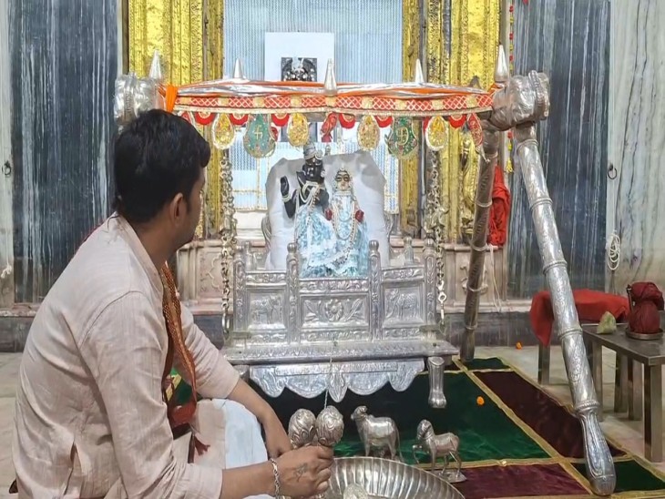 रविवार को ग्वाल के दर्शन में ठाकुर जी चांदी के पलने में विराजमान हुए