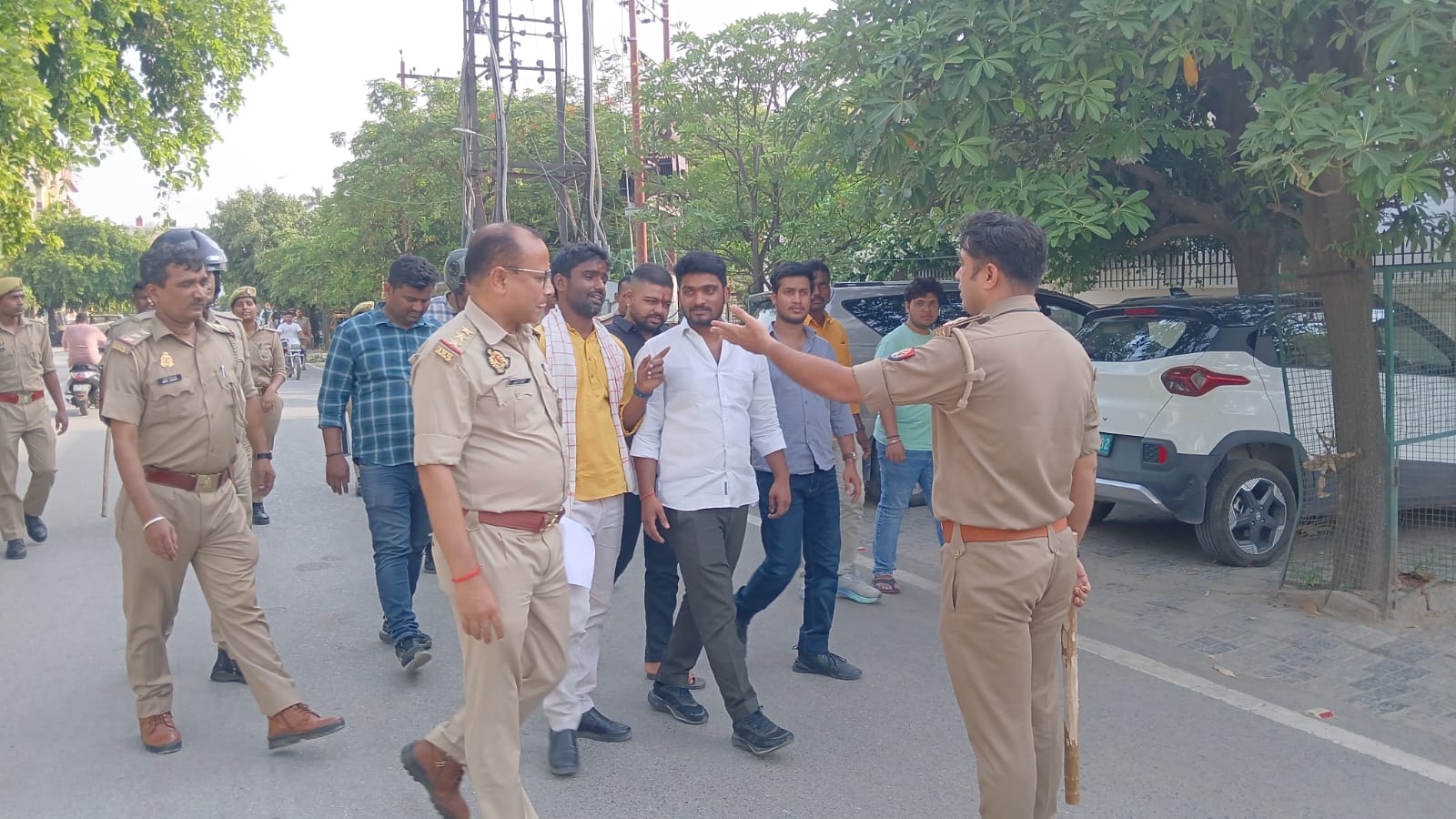 पुलिस ने छात्रों को रोका।