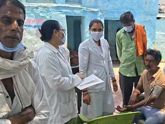 कैंप लगाकर मेडिकल टीम गांव में जांच कर रही है।