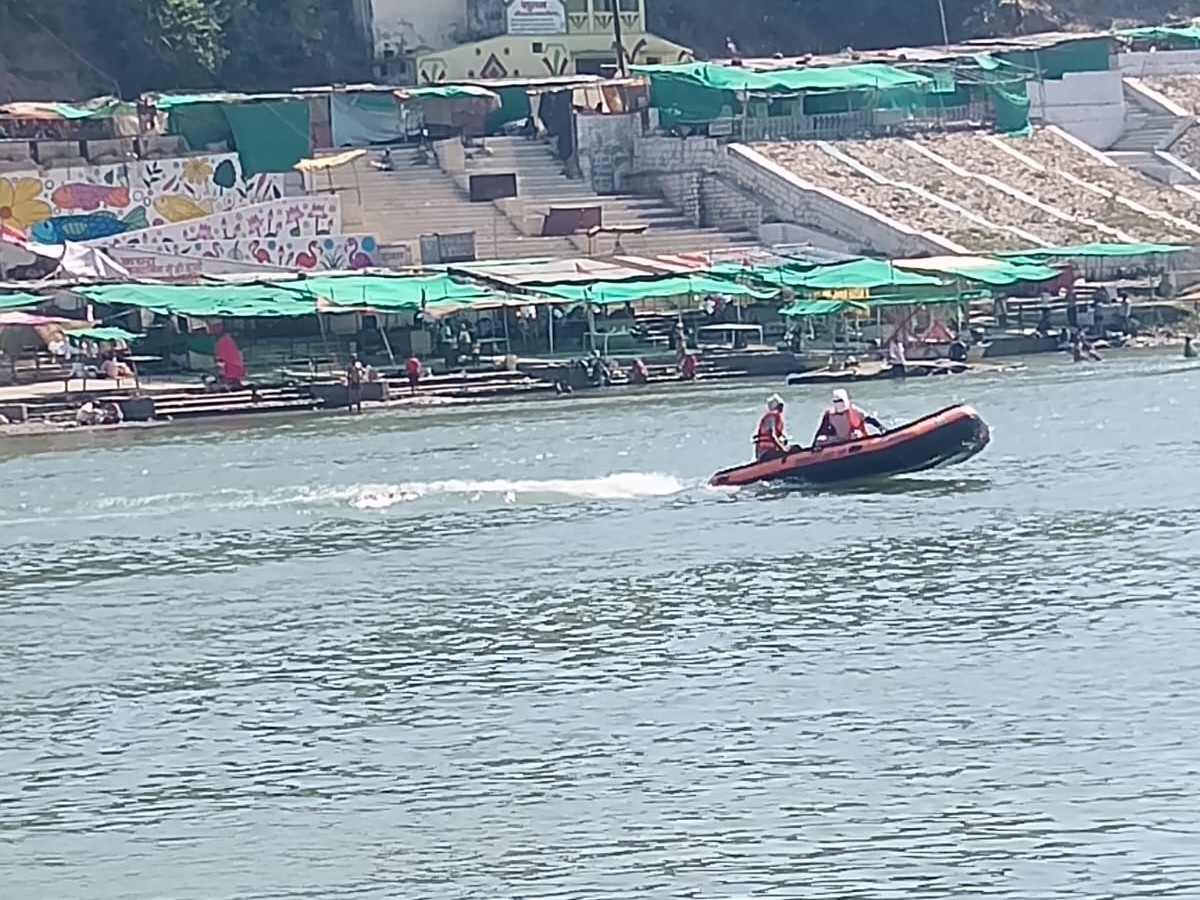 लापता की तलाश के लिए सर्चिंग करती टीम।