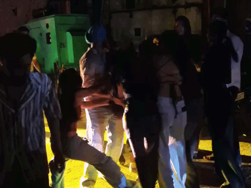किन्नर युवतीला या पद्धतीने ओढत घेऊन आल्या.