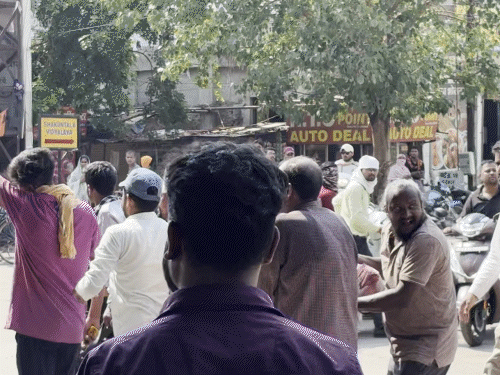 आसपास के लोगों ने तुरंत हॉस्पिटल पहुंचाया।