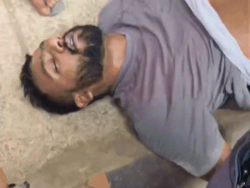 एक्सीडेंट के बाद बाइक सवार युवक सड़क पर तड़प रहा था।
