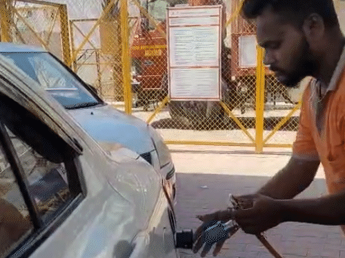 कार में सीएनजी भरता युवक।