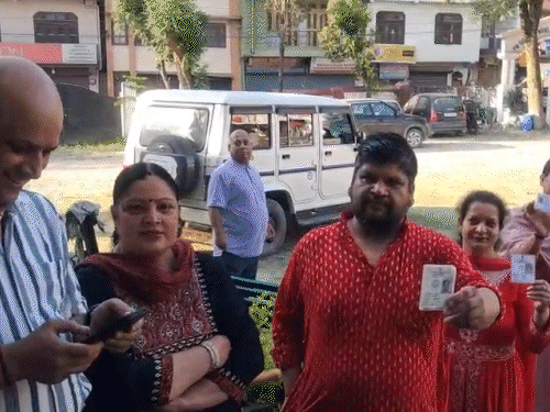 मंडी के मॉडल पोलिंग बूथ पर सुबह-सुबह लगी लंबी लाइन।
