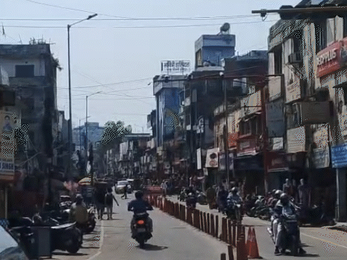 गोरखपुर में पारा 40 डिग्री के करीब पहुंच गया है। ऐसे में रोज के मुकाबले सड़कों पर भीड़ कम नजर आ रही है।