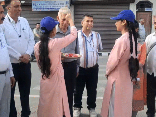 मंडी में सीनियर सिटिजन वोटरों का तिलक लगाकर स्वागत।