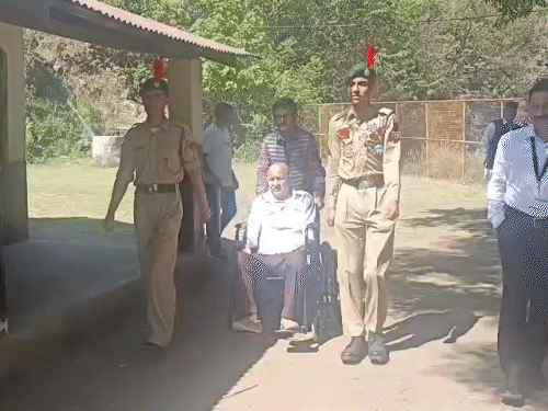 रामपुर में बुजुर्ग को मतदान के लिए ले जाते हुए NCC कैडेड्स।