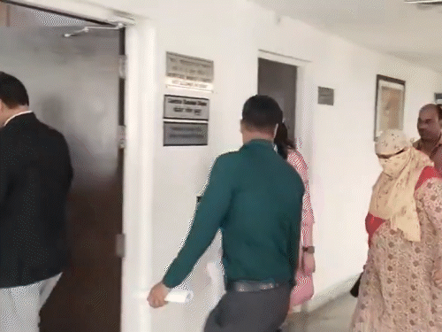 NEET पेपर लीक केस में 9वां आरोपी कोर्ट में पेश:  राउज एवेन्यू कोर्ट ने बॉटनी टीचर मनीषा मंधारे को 14 दिन की CBI कस्टडी में भेजा