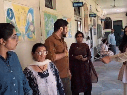 डीसी मंडी अपूर्व देवगन वोट देने से पहले अपनी बारी का इंतजार करते हुए।