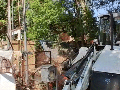 लखनऊ में कोर्ट के बाहर 240 अवैध चैंबर-दुकानों पर चल रहा बुलडोजर, वकीलों-पुलिस में धक्कामुक्की