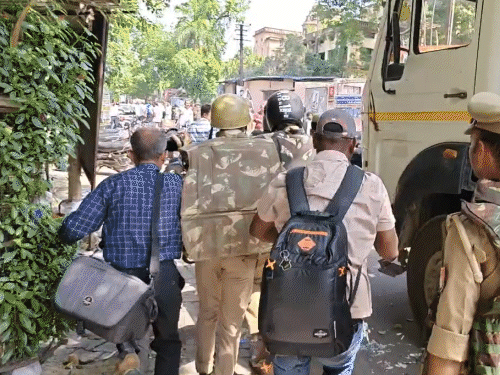 लखनऊ में कोर्ट के बाहर 240 अवैध चैंबर-दुकानों पर चल रहा बुलडोजर, वकीलों-पुलिस में धक्कामुक्की