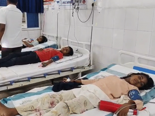 बेहोश होने के बाद छात्राओं को सदर अस्पताल में भर्ती कराया गया।