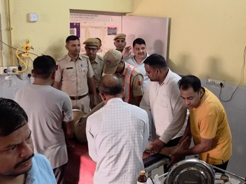 हादसे में नवलगढ़ सीआई अजय सिंह घायल हो गए, काॅन्स्टेबल भीवाराम की इलाज के दौरान मौत हो गई।