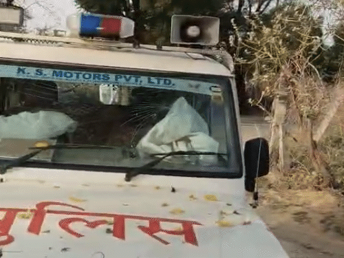 संदिग्ध कार का पीछा कर करते हुए पुलिस की गाड़ी पेड़ से टकरा गई।