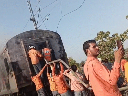 रेलवे कर्मचारियों ने बताया कि आग बुझने के बाद दोनों कोच के अंदर काफी धुआं भरा था। इसलिए जांच करने में काफी परेशानी हुई।