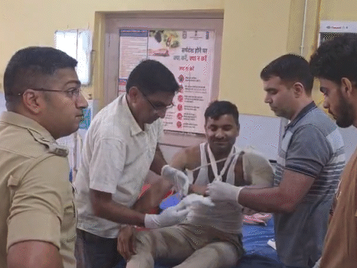 थार का पीछा करने के दौरान पुलिस की गाड़ी पेड़ से टकराने पर SHO अजय सिंह घायल हो गए। उनका नवलगढ़ के सरकारी हॉस्पिटल में इलाज चल रहा है।