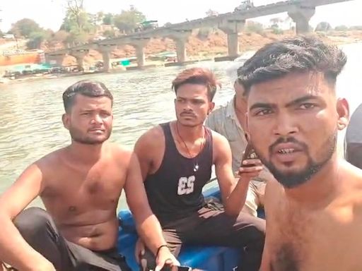 नाविकों ने एक युवक को बचाया।