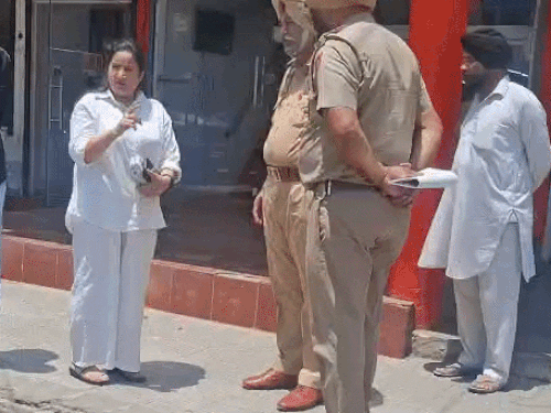 पुलिस को हमले के बारे में जानकारी देती पूर्व सरपंच की पत्नी सुखविंदर कौर।