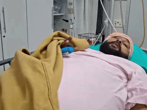 अस्पताल में भर्ती घायल पूर्व सरपंच कर्मजीत सिंह।