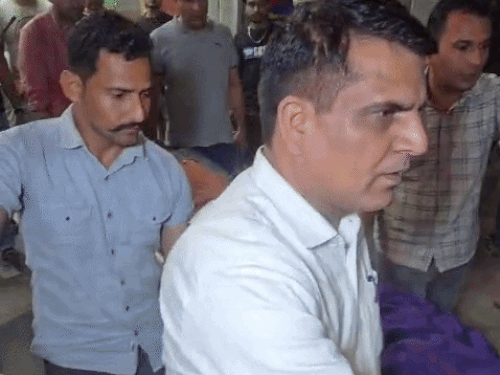 आरोपी को ट्रॉमा सेंटर लेकर पहुंची पुलिस की टीमें।
