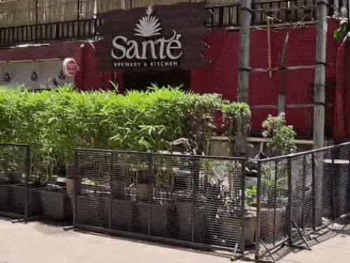 सेक्टर 26 का क्लब और उसके बाहर वह लोकेशन, जहां लड़कियों की लड़ाई हुई, यहां अभी भी पानी भरा दिख रहा है, इसके अलावा पीछे जनरेटर भी दिख रहा है।