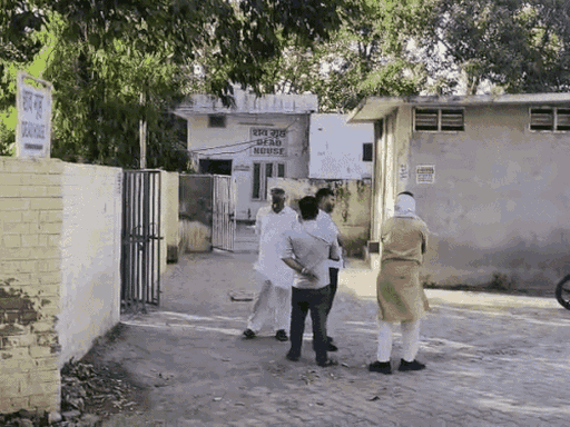 पोस्टमॉर्टम हाउस के बाहर मौजूद परिजन और रिश्तेदार।