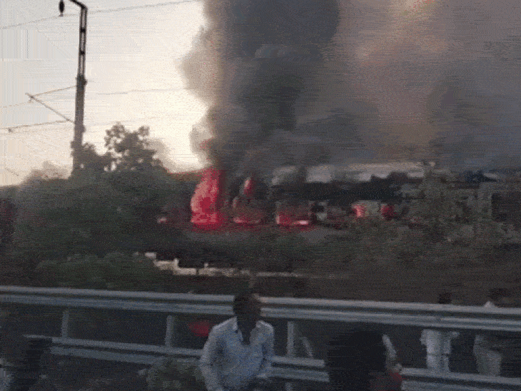 स्थानीय फायर ब्रिगेड और रेलवे कर्मचारी मौके पर पहुंचे।