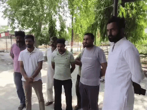 सिविल अस्पताल जगाधरी में मौजूद इरफान के परिजन व ग्रामीण।