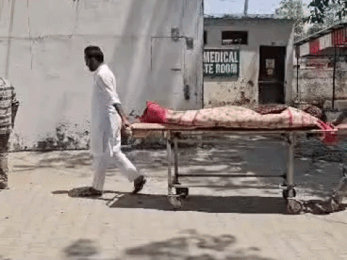 करंट लगने के बाद इरफान के शव को सिविल अस्पताल जगाधरी लेकर पहुंचे परिजन।
