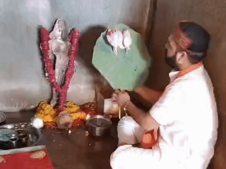 भोज उत्सव समिति और हिंदू समाज के लोगों ने गर्भगृह में वाग्देवी का चित्र रखकर पूजा-पाठ शुरू कर दी है।