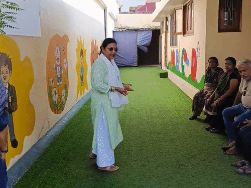 इसी रास्ते से आरोपी ग्राहकों को ले जाते थे।
