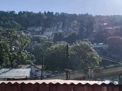 नैनीतालमध्ये रविवारी सकाळी हवामान स्वच्छ दिसले.