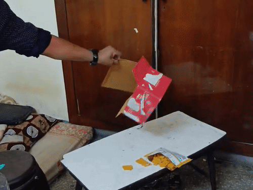 कमरे में शराब की बोतलें, फर्श पर पड़े कंडोम, बीयर की बोतलें और चिप्स के कई पैकेट मिले।