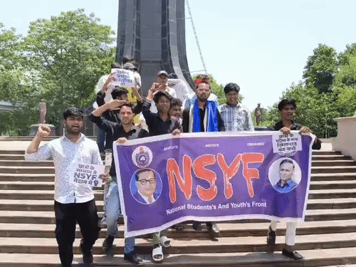 NSYF ने परिवर्तन चौक पर प्रदर्शन किया।