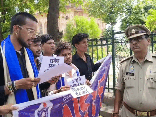 प्रदर्शनकारियों ने पुलिस को अपना ज्ञापन सौंपा।