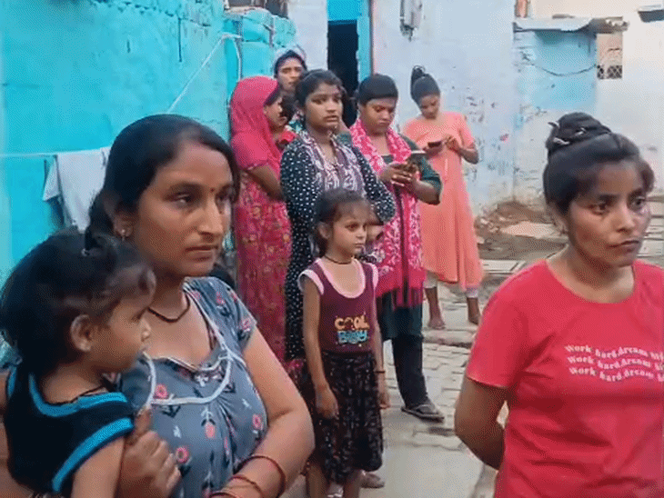 घटना की जानकारी मिलते ही आसपास रहने वाले लोग नरेंद्र के घर पर इकट्‌ठे हो गए।