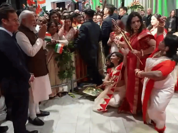 होटल पहुंचने पर भारतीय मूल की महिलाओं ने बंगाली तरीके से पीएम मोदी की आरती उतारी।